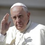 El Papa Francisco saluda a su llegada a la plaza de San Pedro