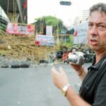 Un turista toma fotos, ayer, en la zona ocupada por los opositores