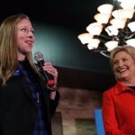 La hija de los Clinton se hace hoy cargo de la cuenta de Instagram de su madre. Al mismo tiempo, sus flirteos con la política se hacen cada vez más obvios. Incluso, estos días de campaña electoral se habla entre el equipo de campaña de los Clinton que Chelsea seguirá el paso de sus padres