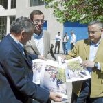 Silvestre Senent, Antonio Clemente y Miquel Domínguez muestran las fotografías de la furgoneta