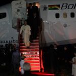 El papa Francisco (c) a su llegada a la ciudad boliviana de Santa Cruz.