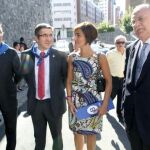 El lehendakari Patxi López (2i) y su esposa Begoña Gil; el diputado general de Vizcaya, José Luis Bilbao (i) y el alcalde de Bilbao, Iñaki Azkuna a su llegada a la plaza de Vista Alegre