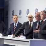 Miembros de la junta directiva de Volkswagen durante la rueda de prensa en Wolfsburgo