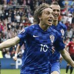 Luka Modric e Ivan Perisic celebran el gol de Croacia ante Turquía.