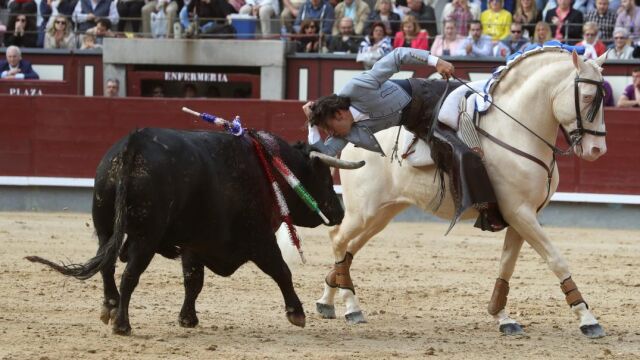 Diego Ventura ejecutando la suerte del teléfono ayer, en Las Ventas / EFE