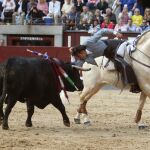 Diego Ventura ejecutando la suerte del teléfono ayer, en Las Ventas / EFE