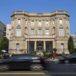 Vista del edificio que alberga la Sección de Intereses de Cuba, y que fue la primera embajada cubana en Estados Unidos en 1961.