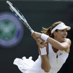 Garbiñe Muguruza devuelve una bola frente a Timea Bacsinszky