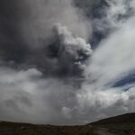 Columna de ceniza tras una erupción del volcán Cotopaxi