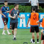 Julen Lopetegui da instrucciones a los internacionales durante el entrenamiento de ayer, el primero en terreno ruso