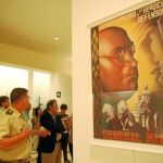 Chacón se esconde en la apertura del Museo del Ejército