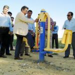 Zoido revisa un columpio en la urbanización Jardines del Edén