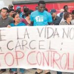 «Nos aprietan las esposas, nos insultan y se burlan de nosotros»