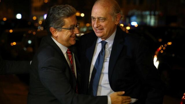 El nuevo delegado del Gobierno en Cataluña, Enric Millo, saluda esta tarde al exministro de Interior Jorge Fernández Díaz