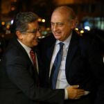El nuevo delegado del Gobierno en Cataluña, Enric Millo, saluda esta tarde al exministro de Interior Jorge Fernández Díaz