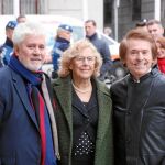 La alcaldesa posa con los dos recién nombrados Hijos Adoptivos de Madrid