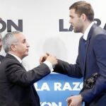 Alejandro Blanco, presidente del Comité Olímpico Español, entregó el premio a Felipe Reyes. En la imagen, Alfonso Ussía los aplaude