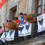 Como ha hecho en Pamplona, Estella y Villava, Bildu colocó ayer la ikurriña en las fiestas de Echarri Aranaz