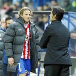 Quique se cruza con Forlán durante un partido