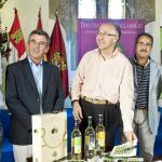 Ruiz Medrano charla con Javier de Íscar y Francisco Fuentes, entre otros