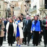 La Reina Sofía camina hacia la Iglesia del Santo Sepulcro, junto al presidente Juan Vicente Herrera y Silvia Clemente, la delegada del Gobierno, María José Salgueiro, el alcalde de la ciudad, Tomás del Bien, y Rosa Valdeón y Mayte Martín, entre las muestras de cariño de todos los toresanos