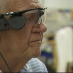 Ray Flynn, con el nuevo ojo biónico, entrevistado en la BBC