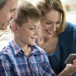 ¿Cuál es la edad idónea para regalarles un móvil propio?/GTRES ONLINE
