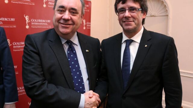 El presidente de la Generalitat, Carles Puigdemont (d), durante la reunión que ha mantenido en Londres con el ex primer minsitro de Escocia, Alex Salmond
