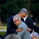 Obama abraza a Shigeaki Mori, superviviente de la bomba nuclear de Hiroshima