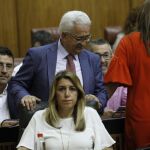 La presidenta de la Junta de Andalucía, Susana Díaz, ayer, en el Parlamento, junto al vicepresidente Manuel Jiménez Barrios y el portavoz del Grupo Parlamentario del PSOE-A, Mario Jiménez (Foto: Manuel Olmedo)