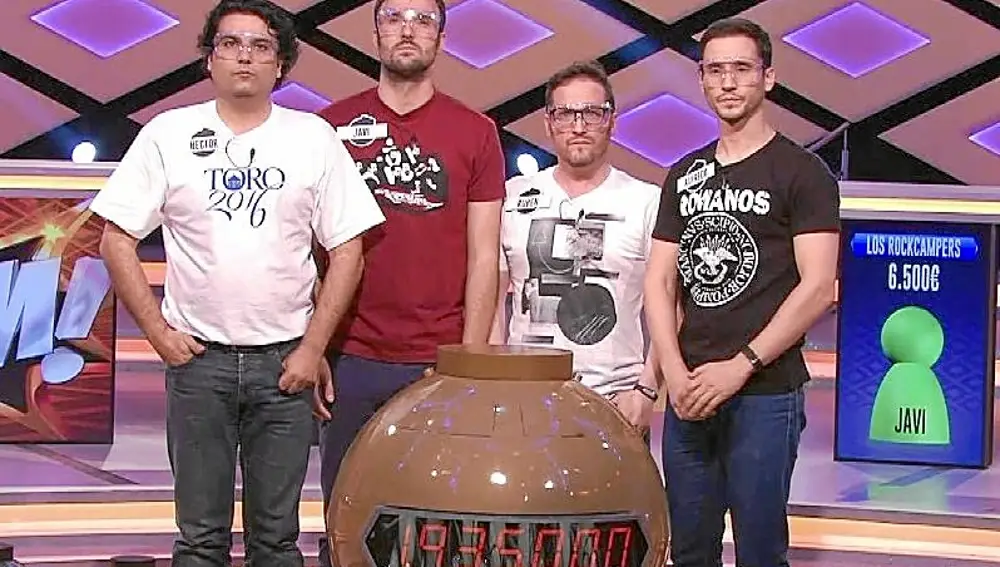 Sobre estas líneas, «Los Rockcampers», que hicieron historia al llevarse el bote más cuantioso de la televisión en España. A la dcha., «Los lobos»