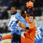El jugador del Getafe Mene disputa la pelota con Kalilou Traore del Odense danés, durante el partido de fútbol correspondiente al grupo H de la Liga Europa y que se disputa en Odense, Dinamarca