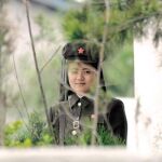 Una soldado norcoreana hace guardia en la frontera con China