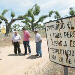 A las puertas de Mina Fe, y de izquierda a derecha, Francisco Bernal, Bernardo Merino, Francisco Bernal hijo y Anselmo Garduño, el pasado jueves