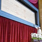El Papa Francisco comenzó ayer su visita pastoral al Piamonte. El acto más llamativo tuvo lugar en la capital, Turín, donde rezó ante la Sábana Santa –tela que, se presume, fue empleada para envolver a Jesús de Nazaret en el sepulcro–.