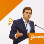 El presidente de Ciudadanos, Albert Rivera, durante la rueda de prensa que ha ofrecido tras la reunión de la Ejecutiva de Ciudadanos.