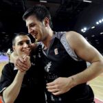 Los jugadores del Bizkaia Bilbao celebran su victoria de hoy