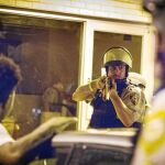 Un agente detiene a un manifestante la pasada madrugada en Ferguson