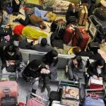 Miles de pasajeros esperan con su equipaje en la terminal 3 del aeropuerto londinense de Heathrow, el más afectado por el temporal