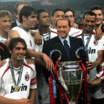 Silvio Berlusconi, presidente del AC Milán, sostiene junto a sus jugadores el trofeo de campeones el, 23 de mayo de 2007, tras vencer 2-1 al Liverpool en la final en la Liga de Campeones de la UEFA disputada en el estadio Olímpico de Atenas.