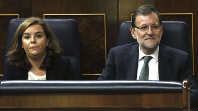 El presidente del Gobierno, Mariano Rajoy, y la vicepresidenta, Soraya Sáenz de Santamaría, hoy en el pleno del Congreso