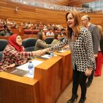 La presidenta de las Cortes regionales, Silvia Clemente, da la bienvenida a los inmigrantes participantes en la jornada «Castilla y León, tierra de acogida»