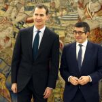 Felipe VI posa con el presidente del Congreso, Patxi López