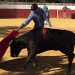 Imagen de Francisco Rivera toreando con su hija en brazos