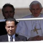 El Santo Padre, junto a Paolo Gabriele –en primer término– y su asistente, Georg Gaenswein, el 1 de junio de 2010