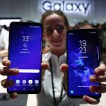 Una animadora muestra los nuevos Samsung S9 y Samsung S9+ durante la presentación mundial de nuevo teléfono de la compañía coreana que se celebra en el marco del Congreso Mundial de Móviles