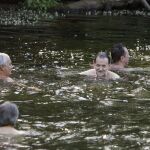 El presidente del Gobierno, Mariano Rajoy, durante un baño con unos amigos en las aguas del río Umia, en Meis (Pontevedra)