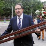 El alcalde de Palencia, Alfonso Polanco, con el bastón de Santa Teresa en sus manos y acompañado por la concejal Carmen Fernández