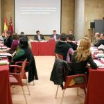 El consejero de Obras Públicas y Ordenación del Territorio, José Ballesta (fondo), durante la reunión de ayer