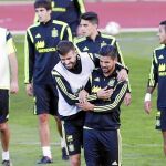 Piqué abraza a Nolito en el entrenamiento de ayer de la Selección